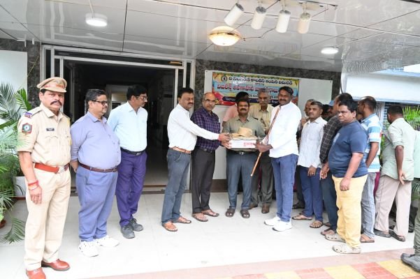 ప్రైవేట్ సెక్యూరిటీ గార్డులకు యూనిఫారంలు పంపిణీ చేసిన సింగరేణి