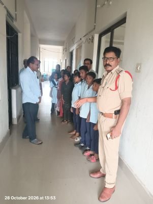 పోలీస్ స్టేషన్లో  విద్యార్థులకు పోలీస్ విధులపై అవగాహన