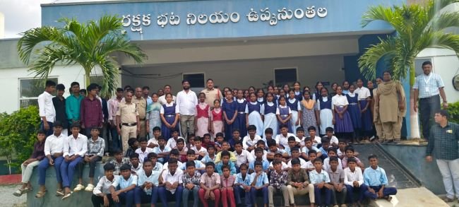 పోలీస్ స్టేషన్ పనితీరుపై విద్యార్థులకు అవగాహన