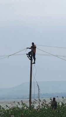 ప్రాణాలకు తెగించి నీళ్లలో దిగి విద్యుత్‌ సరఫరా పునరుద్ధరణ: