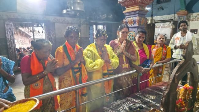 జోరు వానలో కూటమి అభ్యర్థుల కోసం ఎమ్మెల్యే సతీమణి అనూష విస్తృత ప్రచారం