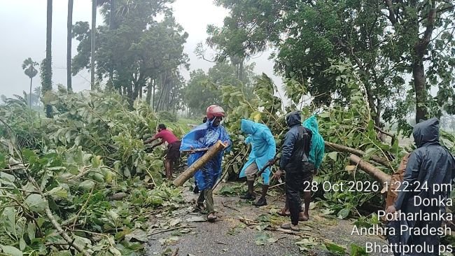 వెల్లాటూరు – చింతమోటు రోడ్డులో అడ్డంగా పడిన చెట్లను తొలగించిన భట్టిప్రోలు పోలీసులు