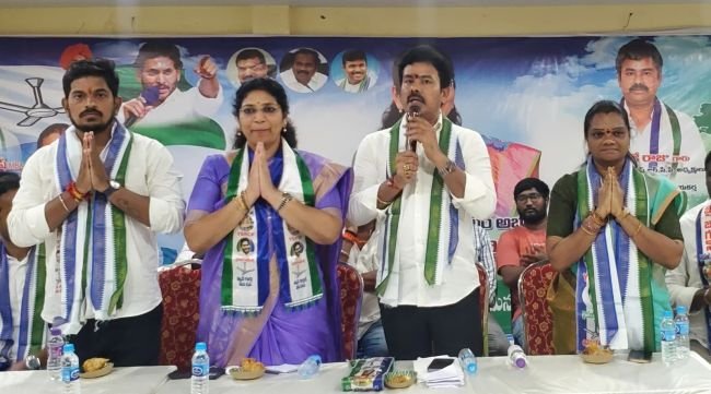 వైసిపి పార్టీ 50,51వార్డుల నాయకులు,కార్యకర్తలు  సమావేశంలో పాల్గొన్న ఎమ్మెల్సీ అభ్యర్థి వరుదు కళ్యాణి, కె.కె రాజు 