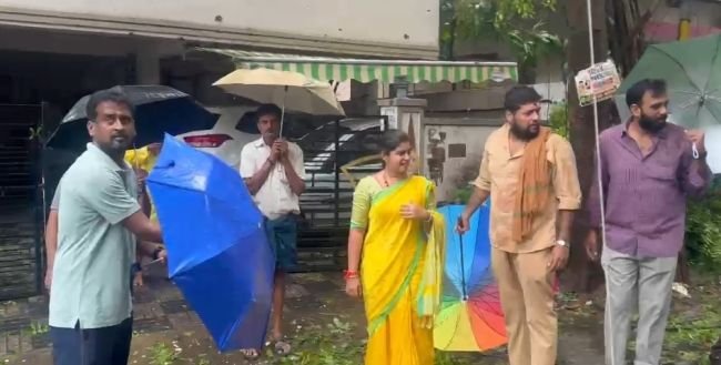 చెట్లు పడిపోయిన ప్రాంతంలో కూటమి మేయర్ అభ్యర్థి ముక్క శ్రావణి పర్యవేక్షణ