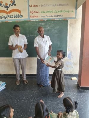 విద్యార్థులకు నోటుపుస్తకాలు పంపిణీ --దాతృత్వాన్ని చాటుకున్న  మల్లికార్జున రెడ్డి