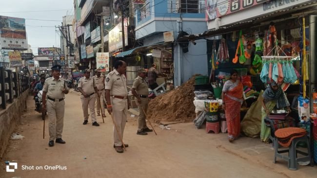 ​నిబంధనలు ఉల్లంఘిస్తే కఠిన చర్యలు: టూటౌన్ సీఐ పి. శ్రీనివాసరావు హెచ్చరిక.