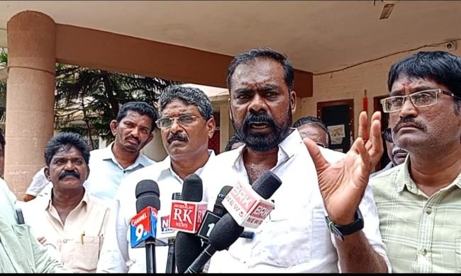 ​మున్సిపల్ కమిషనర్ నిర్లక్ష్య వైఖరిపై వైకాపా నాయకుల తీవ్ర ఆగ్రహం.