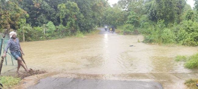 కాగాo - టెక్కలి వలస రోడ్ మధ్యలో నీటి ప్రవాహం 