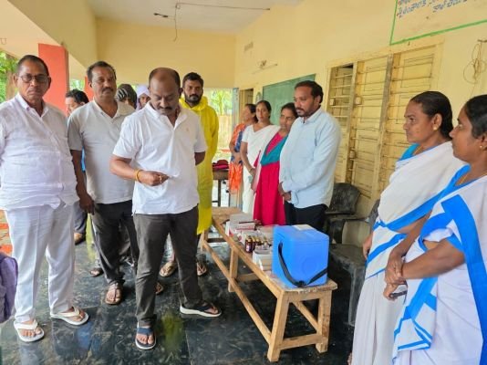 పునరావసు కేంద్రాలను సందర్శించిన టిడిపి ఇన్చార్జి విక్కుర్తి