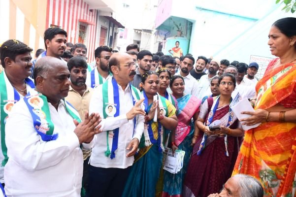 10వ వార్డులో వైఎస్సార్‌సీపీ ఎన్నికల ప్రచారం 