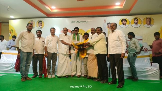 మంత్రి ఆనం ను కలిసిన ఎంపిటిసి మెంబర్ 