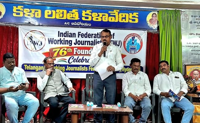 పాత్రికేయులు లేని సమాజం చీకటిమయం*   *-రాష్ట్ర ఉన్నత విద్యా మండలి వైస్ ఛైర్మన్ ప్రొఫెసర్ పురుషోత్తం*