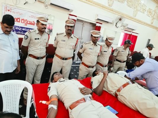 రక్తదానం ప్రాణదానం తో సమానం - ఆత్మకూరులో పోలీసుల ఆధ్వర్యంలో మెగా రక్తదానశిభిరం 