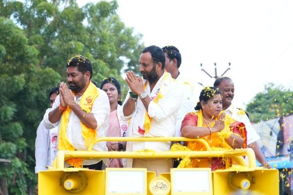 జనసందోహంతో దద్దరిల్లిన బుజబుజ నెల్లూరు - వేలాదిమందితో భారీ ర్యాలీ