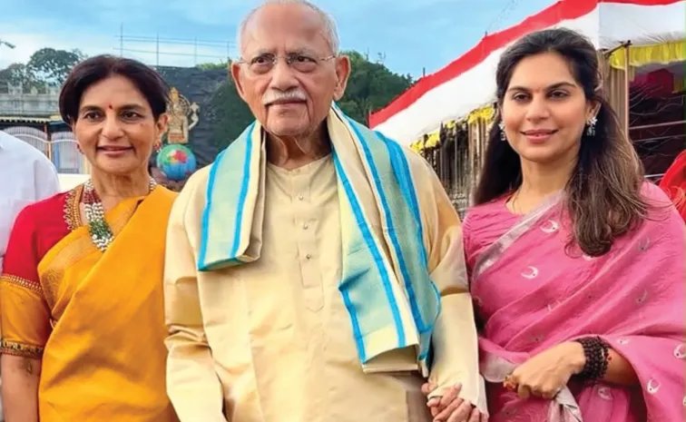 తిరుమల శ్రీవారిని దర్శించుకున్న మెగా కోడలు ఉపాసన.. తాతగారితో కలిసి ప్రత్యేక పూజలు