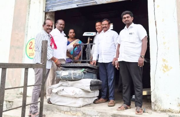 మానకొండూర్ సొసైటీకి తూకం, మాయిశ్చర్ యంత్రాల అందజేత