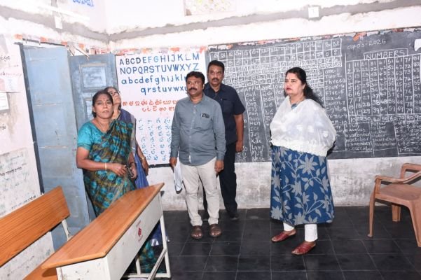 సమస్యత్మక పోలింగ్ కేంద్రాలను పరిశీలించిన జిల్లా ఎన్నికల పరిశీలకురాలు సదాభార్గవి 