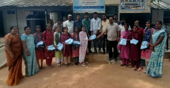 ప్రభుత్వ కళాశాల విద్యార్థులకు దుస్తుల పంపిణీ 