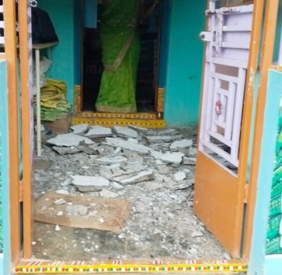 తుఫాన్ వర్షాలకు పెద్దూరులో కూలిన ఇంటి స్లాబ్