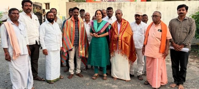 ఏకగ్రీవంగా ఎన్నికైన ఎంపీటీసీలను అభినందిస్తున్న ..ఎంపీ శబరి..! 