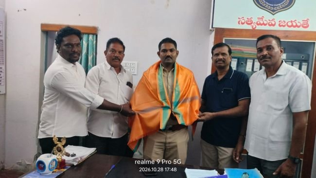 ఎస్‌హెచ్‌ఓ ను మర్యాదపూర్వకంగా కలిసిన బీజేపీ నాయకులు