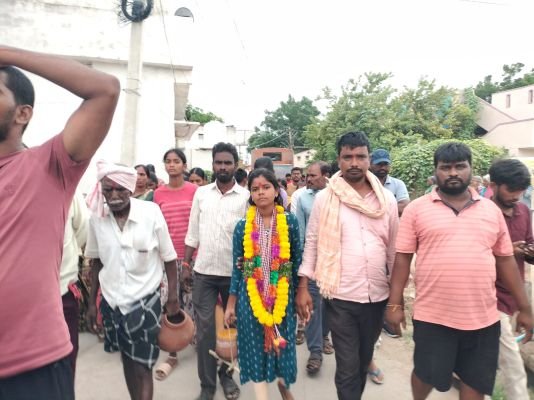 తండ్రికి తలకొరివి పెట్టిన కూతురు