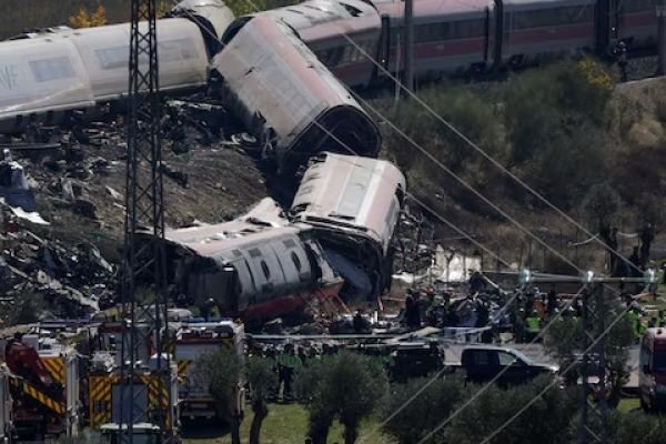 స్పెయిన్‌లో ఘోర రైలు ప్రమాదం.. రెండు హై-స్పీడ్ రైళ్లు ఢీకొనడంతో భారీగా ప్రాణనష్టం