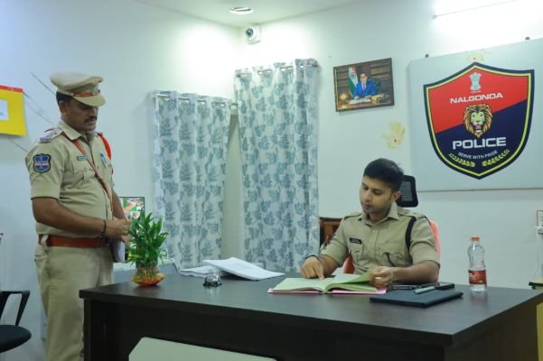 ప్రజా ఫిర్యాదుల పరిష్కారంలో నిర్లక్ష్యం వహించద్దు: జిల్లా ఎస్పీ శరత్ చంద్ర పవార్