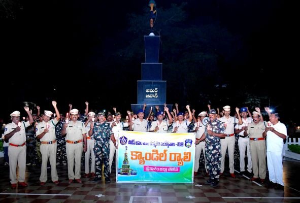 అమరవీరుల త్యాగాలకు కొవ్వొత్తులతో నివాళి