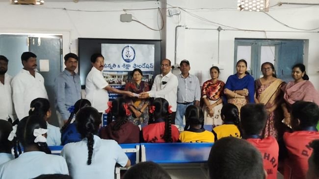 పదవ తరగతి విద్యార్థుల బోర్డు పరీక్ష ఫీజు చెల్లించిన ఉన్నతి శిక్ష ఫౌండేషన్ చైర్మన్ ఎర్రోళ్ల సుధాకర్ రెడ్డి