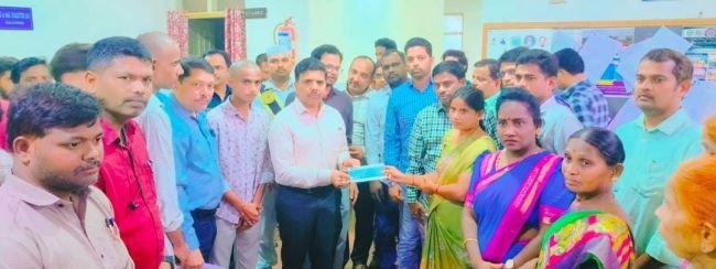 మానవత్వం చాటిన పంచాయతీ కార్యదర్శులు *ప్రమాదంలో మృతి చెందిన అంజన్న కుటుంబానికి రూ. 6 లక్షల ఆర్థిక సాయం