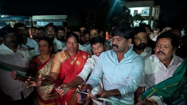 ఐటిపాములలో  పత్తి కొనుగోలు కేంద్రాన్ని ప్రారంభించిన ప్రభుత్వ విప్ ఎమ్మెల్యే వేముల వీరేశం
