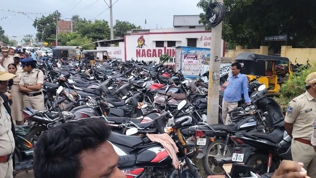 మిర్యాలగూడలో కార్డన్ సెర్చ్                            *106 బైకులు, 4 ఆటోలు, కారు స్వాధీనం