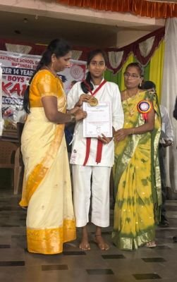 కరాటే లో బంగారు పతకం సాధించి రాష్ట్రస్థాయికి ఎంపికైన పేరాల అంజన రావు