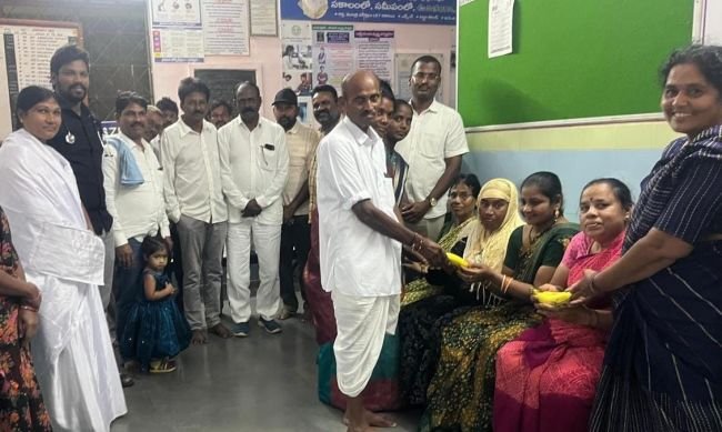 రోగులకు పండ్లు బ్రెడ్ పంపిణీ చేసిన సర్పంచ్ శాంతి కిషన్ నాయక్
