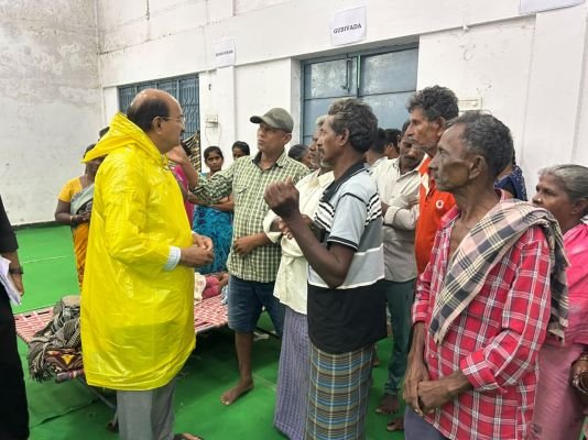 పునరావస కేంద్రాలను పరిశీలించిన ఎమ్మెల్యే గోరంట్ల