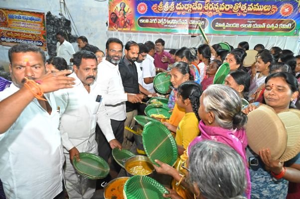 శాంతినగర్‌లో అమ్మవారి వడిబియ్యం అన్నప్రసాద వితరణ*