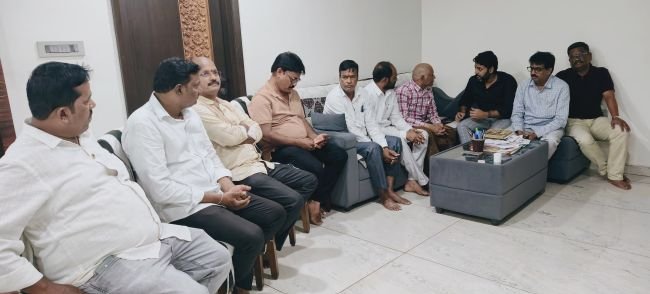 సాసుపల్లి కృష్ణబాబు కుటుంబాన్ని పరామర్శించిన డాక్టర్ ధర్మాన కృష్ణ చైతన్య