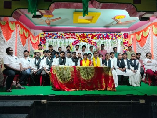 చంద్రబాబు స్ఫూర్తితోనే ఎమ్మెల్యే యరపతినేని సామాజిక న్యాయం - ఎమ్మార్పీఎస్ రాష్ట్ర అధ్యక్షుడు సురేష్ మాదిగ   పిడుగురాళ్ల రూరల్ మేజర్ న్యూస్    రాష్ట్ర ముఖ్యమంత్రి చంద్రబాబు నాయుడు స్ఫూర్తితోనే గురజాల ఎమ్మెల్యే యరపతినేని శ్రీనివాసరావు సామాజిక న్యాయం దిశగా అడుగులు వేస్తున్నారని రాష్ట్ర ఎమ్మార్పీఎస్ అధ్య