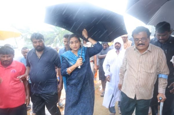 హోరు గాలిలో.. జోరు వానలో... తుఫాన్ ప్రభావిత ప్రాంతాల్లో హోంమంత్రి అనిత సుడిగాలి పర్యటన