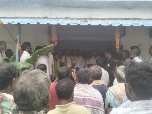 *జోరు గాలి వానలోనూ ఇంటింటా ప్రచారం చేసిన టిడిపి పార్టీ జెడ్పిటిసి అభ్యర్థి కంకణపల్లి అనురాధ.