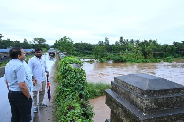 ఎన్నికల కేంద్రాలను తనిఖీ చేసిన కలెక్టర్ రామ్ సుందర్ రెడ్డి