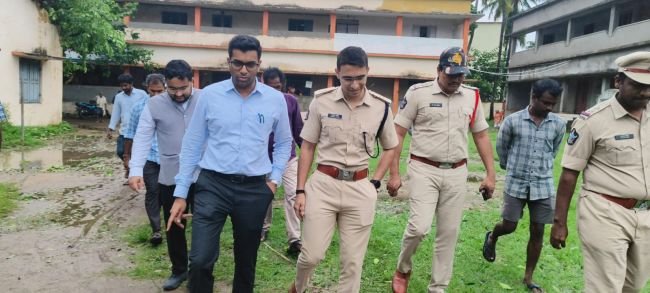 పునరావాస కేంద్రాల ను పరిశీలించిన ఉన్నత అధికారులు 