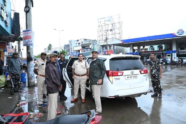 తుఫాన్ ప్రభావిత ప్రాంతాల్లో జిల్లా ఎస్పీ పర్యటన