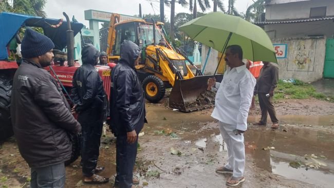 విడుదల బాధితులను పరామర్శించిన ఎమ్మెల్యే వేగుళ్ళ