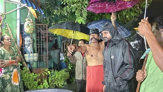 ముంపు ప్రాంతాల్లో పర్యటించిన ఎమ్మెల్యే ఆదిరెడ్డి
