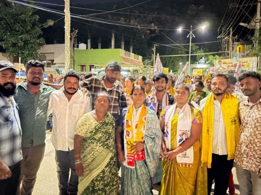 సమస్యలు లేని డివిజన్ గా మారుస్తా..  -63వ డివిజన్ కార్పొరేటర్ అభ్యర్థి పుష్పవతి హామీ