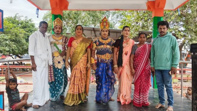 ఎల్లమ్మ ఆలయంలో యక్షగాన ప్రదర్శన.... ఆకట్టుకున్న భక్తులు... ఆలయ సిబ్బంది