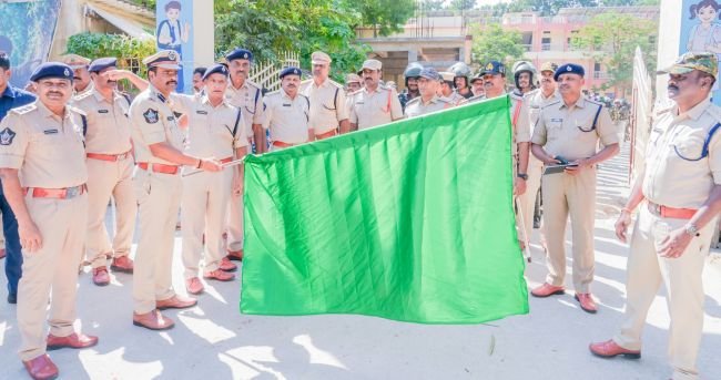 ఎన్నికల్లో రౌడీయిజానికి చెక్ పెడతాం -తిరుపతిలో పోలీసుల ఫ్లాగ్ మార్చ్ -ఎన్నికల్లో అల్లర్లకు చెక్ పెట్టేలా భారీ బందోబస్తు -ఓటర్లను బెదిరిస్తే ఉపేక్షించం - అసాంఘిక శక్తులకు ఎస్పీ సుబ్బరాయుడు వార్నింగ్ -బైరాగిపట్టెడ నుండి పోస్టల్ కాలనీ వరకు పోలీస్ కవాతు