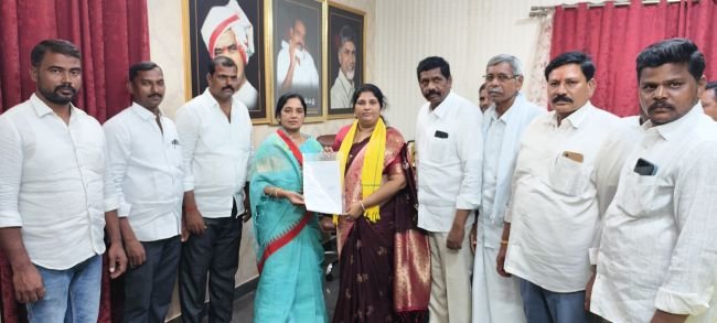 ఎమ్మెల్యే  పరిటాల సునీతమ్మను  కలిసిన కుంటిమద్ది  ఎంపిటిసి మజ్జిగ సుకన్య!!